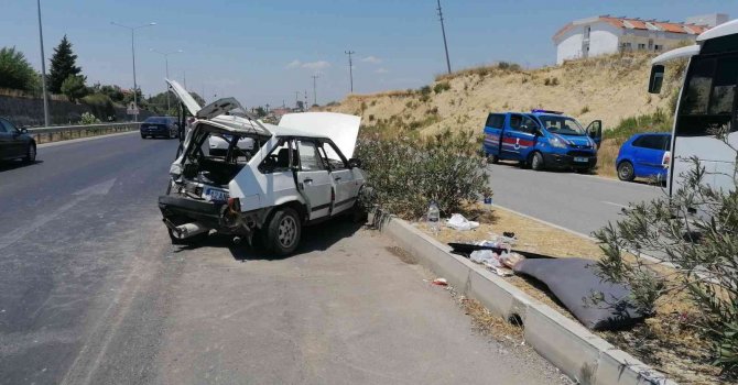 Arızalanarak park eden otomobile tur otobüsü arkadan çarptı: 4 yaralı