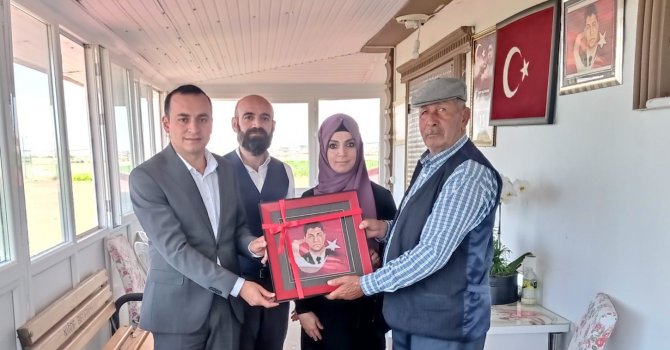Şehit Ömer Halisdemir’in portresini bin 500 ilmekle 1 yılda işledi