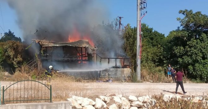 Antalya’da yangında bir ev kullanılamaz hale geldi