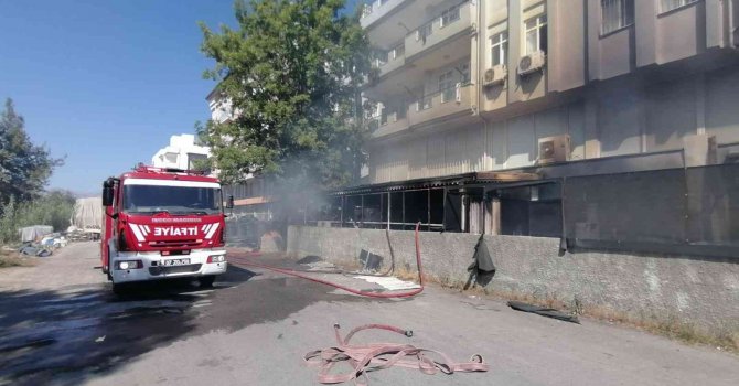 Antalya’da korkutan depo yangını