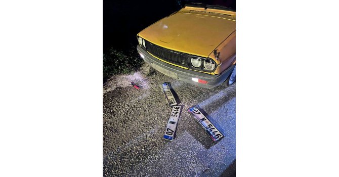 Çaldıkları aracın plakasını değiştirirken suçüstü yakalandılar