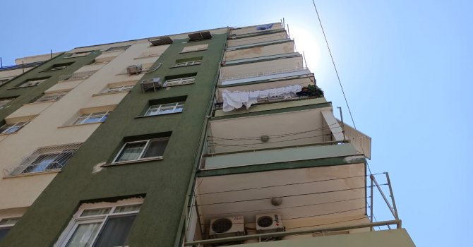 5’inci kattan düşen bebek yaralı kurtuldu