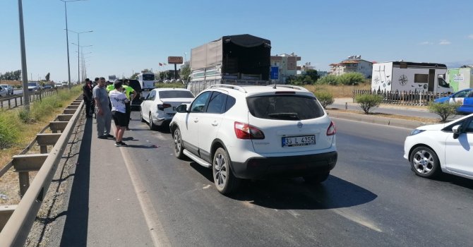 Üç aracın karıştığı zincirleme kazada 1 kişi yaralandı