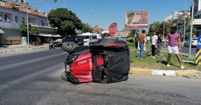 Kırmızı ışık ihlali yapan ATV otomobille çarpışıp takla attı: 1 yaralı