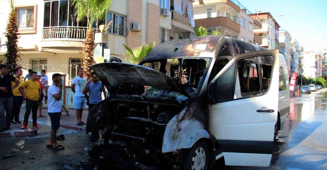 Alev alev yanan tur minibüsü için mahalleli seferber oldu