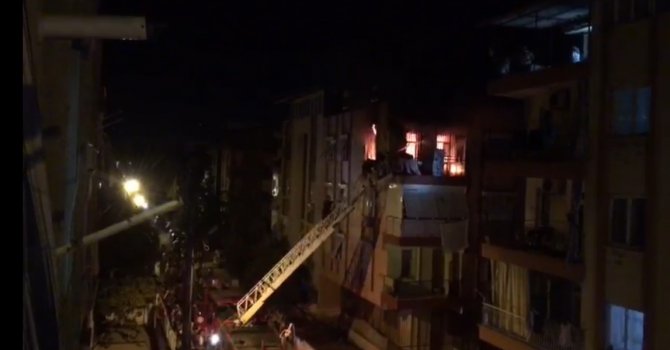Antalya’da alevlere teslim olan evde 2 çocuk mahsur kaldı