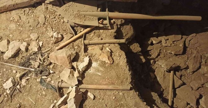 Antalya’da evde kaçak kazı yapan şüpheliler yakalandı