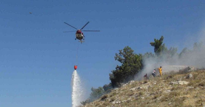 Silifke’de çalılık yangını büyümeden söndürüldü
