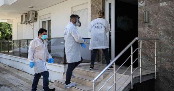 Ev sahibi kokudan şüphelendi, kiracısı evinde ölü bulundu