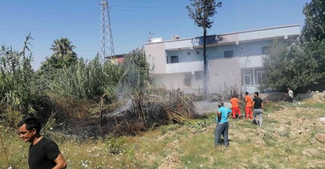 Antalya’da otel lojmanı arkasındaki alanda çıkan yangın büyümeden söndürüldü