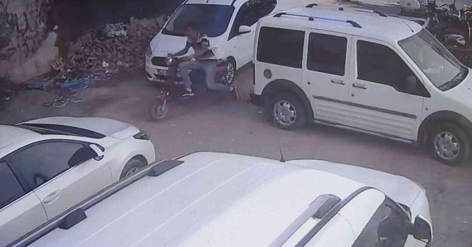 Hırsızlığın böylesi... Yardım ederek çaldılar