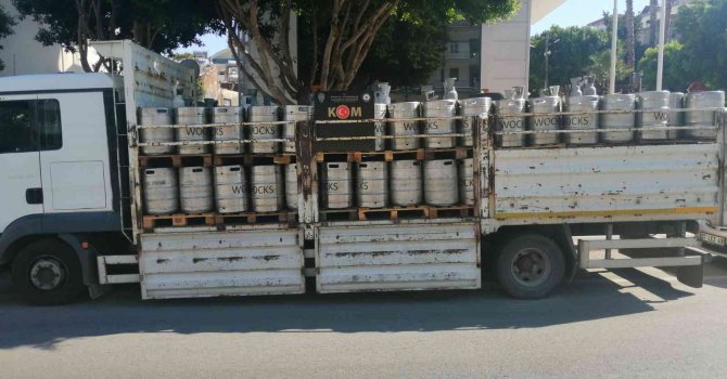 Manavgat’ta kamyon dolusu 10 bin litre sahte içki ele geçirildi