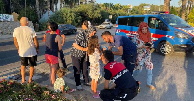 Kaza sonrası korkan çocukları sağlık ekipleri sakinleştirdi
