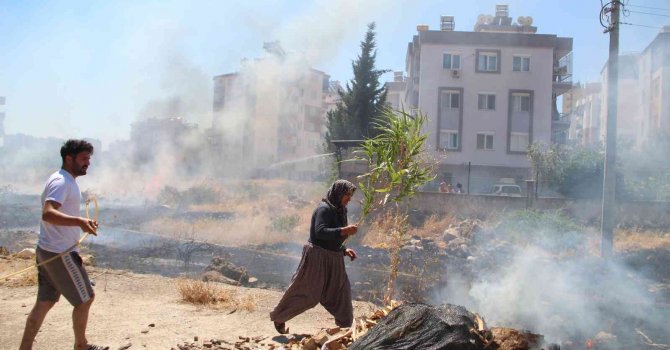 Mahallelinin evleri tehdit eden ot çalılık yangını seferberliği