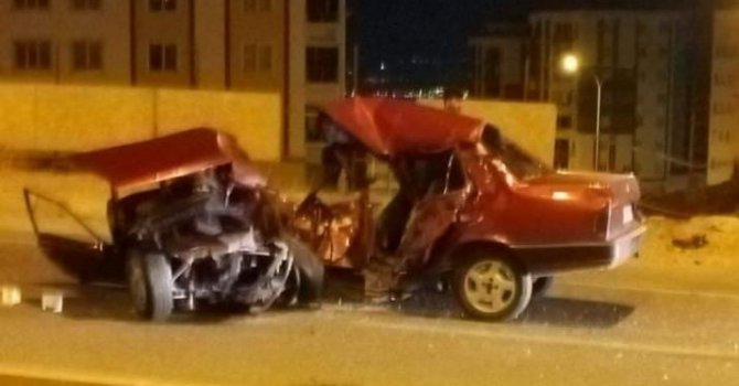 Kazada ikiye bölünen otomobilin sürücüsü hayatını kaybetti