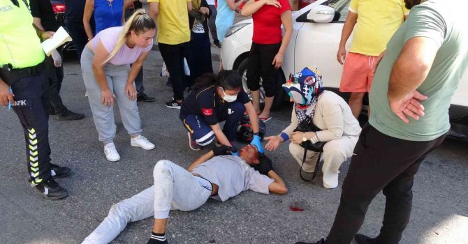 Çarpmanın şiddetiyle parçalanan motosiklet sürücüsü kask sayesinde hayata tutundu