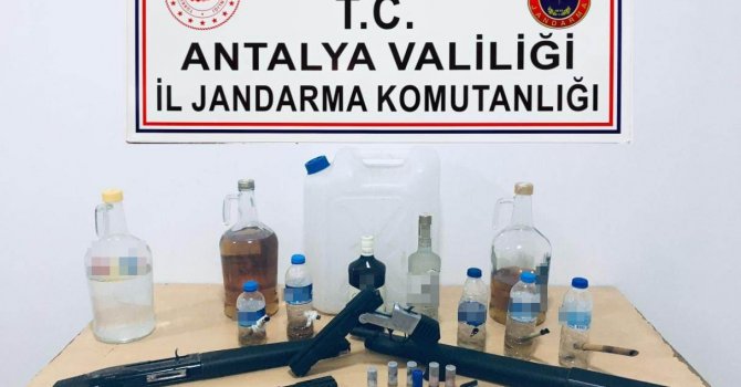 Müzikholde yapılan aramada sahte alkol ve ruhsatsız tabanca ele geçirildi