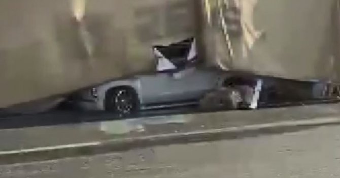 Tırın altında kalan otomobilin sürücüsü yara almadan kurtuldu