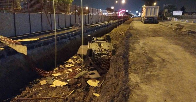 Adana’da alt geçit çalışmasına otomobil düştü: 1 yaralı