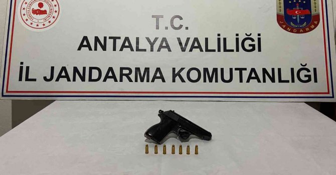 Antalya’da şüpheli şahsın aracında tabanca ele geçirildi
