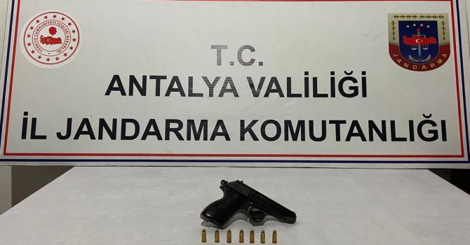 Durdurulan araçta ruhsatsız tabanca ele geçirildi