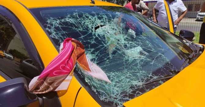 Yaya geçidinden geçen kadın ticari taksinin çarpması sonucu hayatını kaybetti