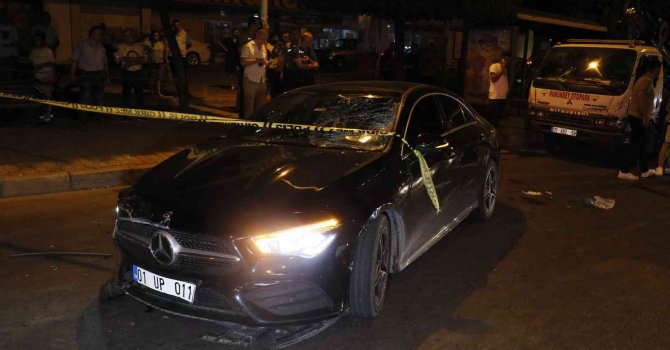 Otomobil önce yayaya sonra elektrikli bisikletliye çarptı: 2 yaralı