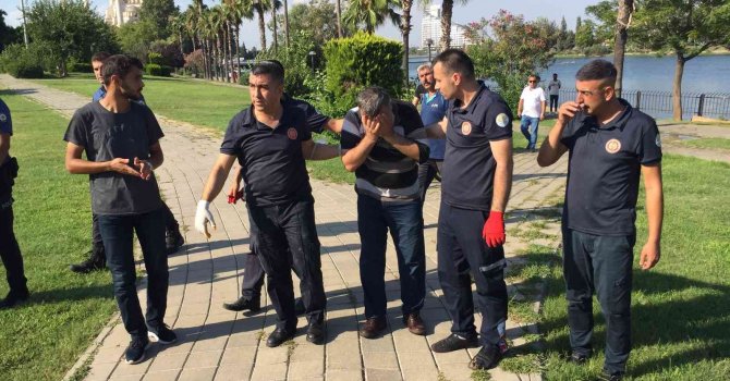 Köprüden atlayıp ölmek isteyen şahıs kayıkla kurtarıldı