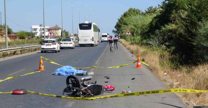 Yolu 300 metre kısaltmak için girdiği ters yönde motosiklete çarpıp kaçtı: 1 ölü