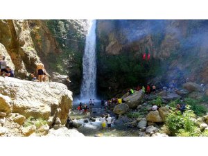 Doğa tutkunlarının yeni gözdesi “Karaçay Şelalesi”