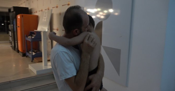 Karada ve denizde polisi alarma geçiren minik Mehmet otelde bulundu