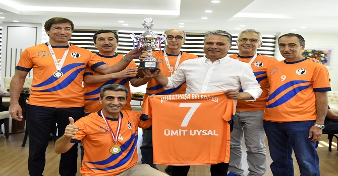 Kupayı Başkan Uysal’a hediye ettiler