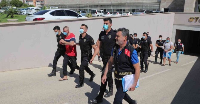 Antalya’da çeşitli suçlardan aranan 50 kişi yakalandı