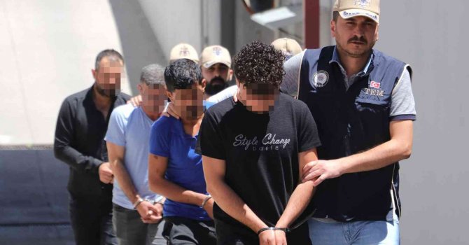 Örgüt içerisinde silahlı fotoğrafları çıktı, "biz değiliz" dediler