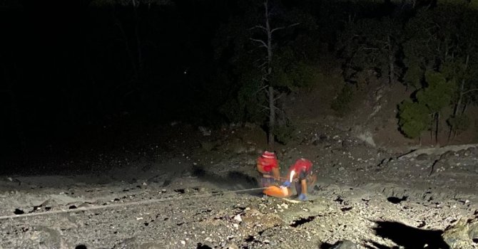 Yol kenarında uçuruma düşen genç UMKE ekiplerince kurtarıldı
