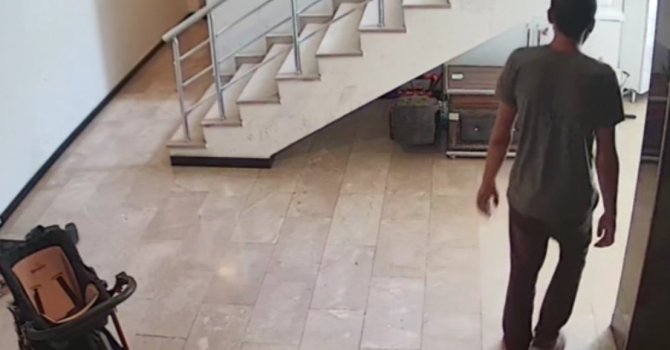 Hiçbir şey bulamayınca uzatma kablosu çaldı, kameralara yakalandı