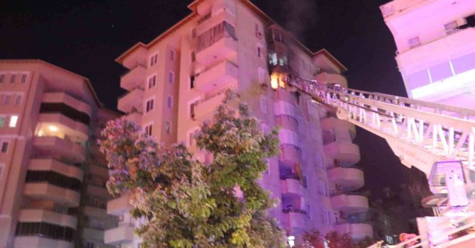 Babalarının cenazesine giden ailenin evinde yangın çıktı