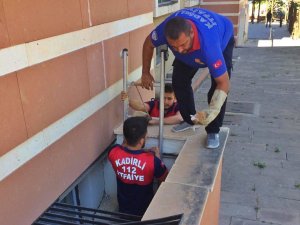 Havlandırma boşluğuna düşen yavru kediyi itfaiye kurtardı
