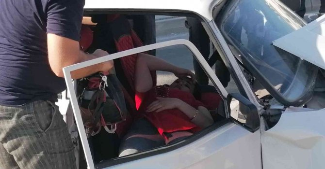 Çarpışmanın etkisiyle savrulan otomobil palmiye ağacına çarptı: 1 yaralı