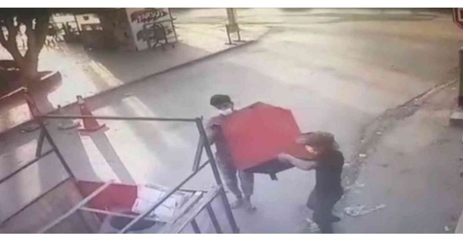 Marketten hırsızlık kamerada