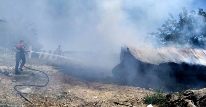 Kadirli’de samanlıkta çıkan yangın söndürüldü