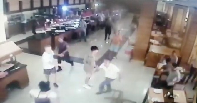 Otel sahibinin üzerine yürüyüp restoranı savaş alanına çevirdiler
