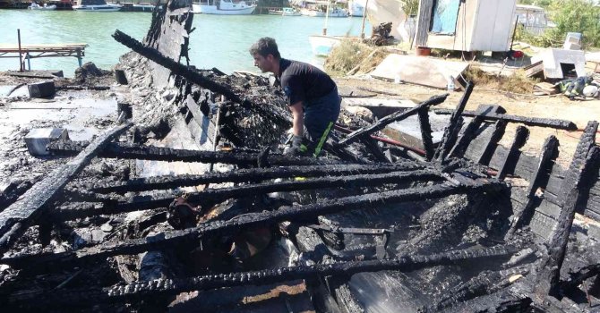 Bakım için karaya çekilen tekne alev alev yandı, o anlar güvenlik kamerasına yansıdı