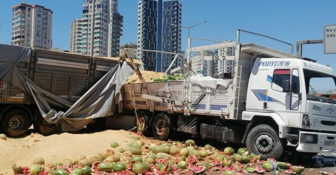 Tır, kamyona arkadan çarptı