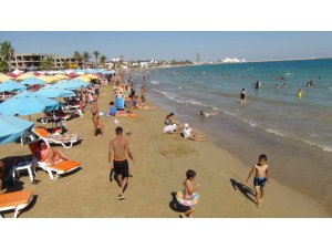 Sıcaktan bunalan soluğu denizde aldı