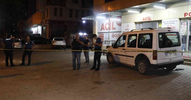 Seyir halindeki araca düzenlenen silahlı saldırıda yolcu konumundaki kişi başından vuruldu