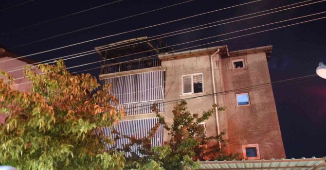 Burdur da mangal ateşi çatı katını yaktı