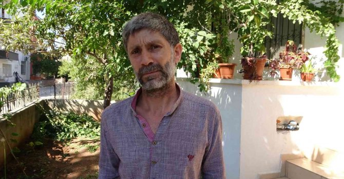 Elini kolunu sallayarak geldi, kendi malıymış gibi alıp gitti