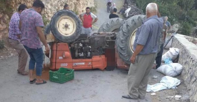 Devrilen traktörün altında kalan yaşlı adam hayatını kaybetti