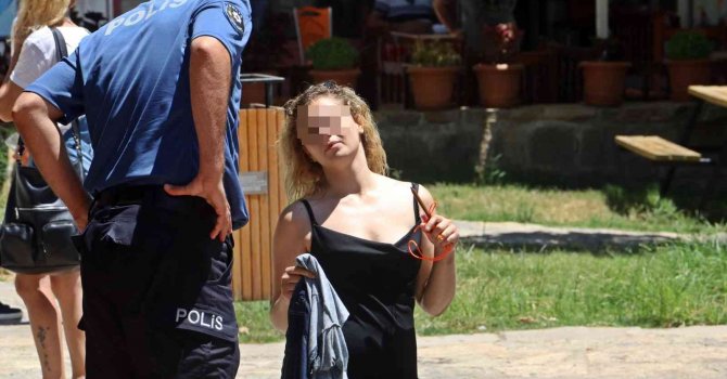 Süs havuzu başında elini kalemle kırmızıya boyayan genç kız, polisi alarma geçirdi